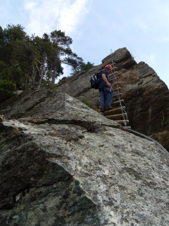 Ferrata di Covarey_Aldo sulla scala finale (48152 bytes)